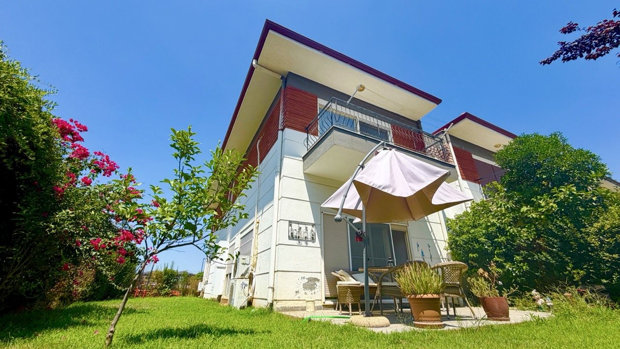 Corner duplex villa with pool access in Altınkale